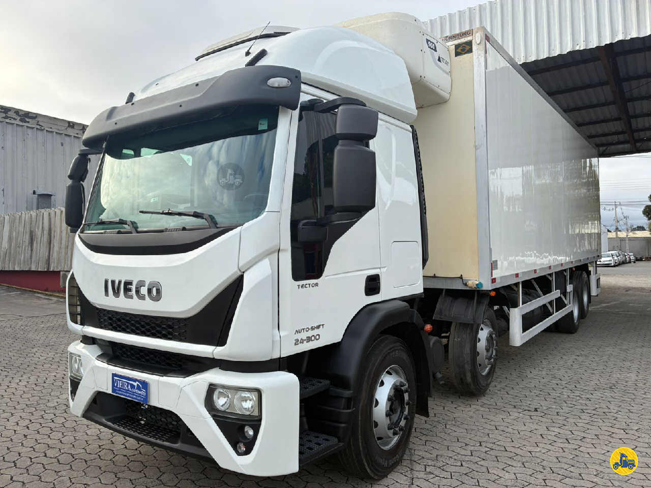 CAMINHAO IVECO TECTOR 24 300 Baú Frigorífico BiTruck 8x2 Vieira Caminhões CURITIBA PARANÁ PR